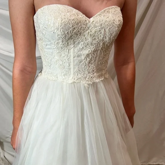 David’s Bridal Gown Wedding Dress Lace Corset Tulle Princess style size 2 ivory - Picture 15 of 16
